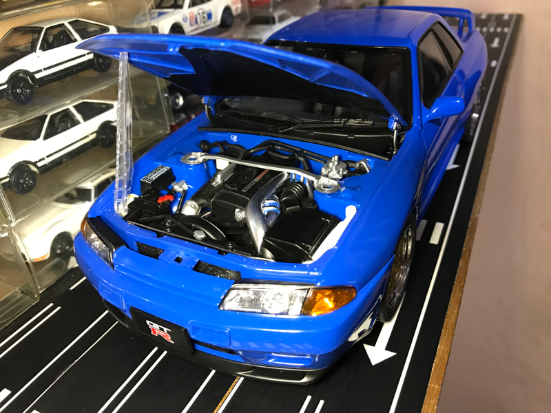 The hood does not stay up, unlike the trunk. The engine and the bay itself is decently detailed.